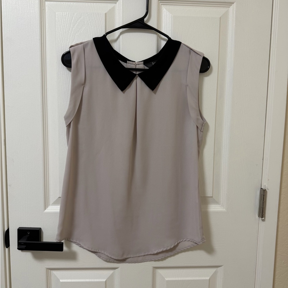 Sleeveless Blouse with Black Collar